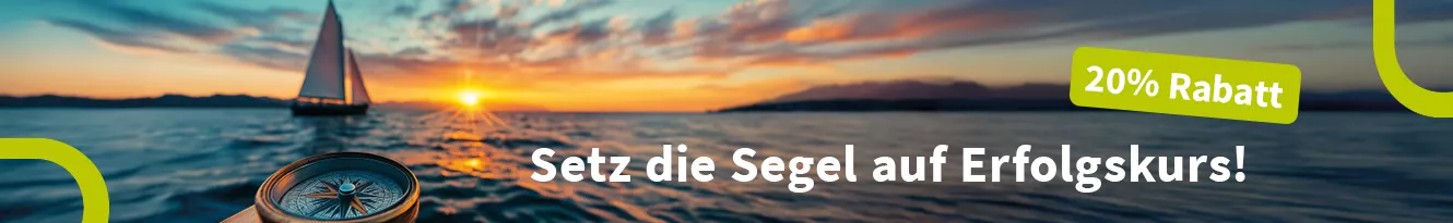 Kompass über ruhigem Meer bei Sonnenuntergang, im Hintergrund ein Segelboot. Text: „Setz die Segel auf Erfolgskurs!“ Rechts oben ein grünes Label mit „20 % Rabatt“.